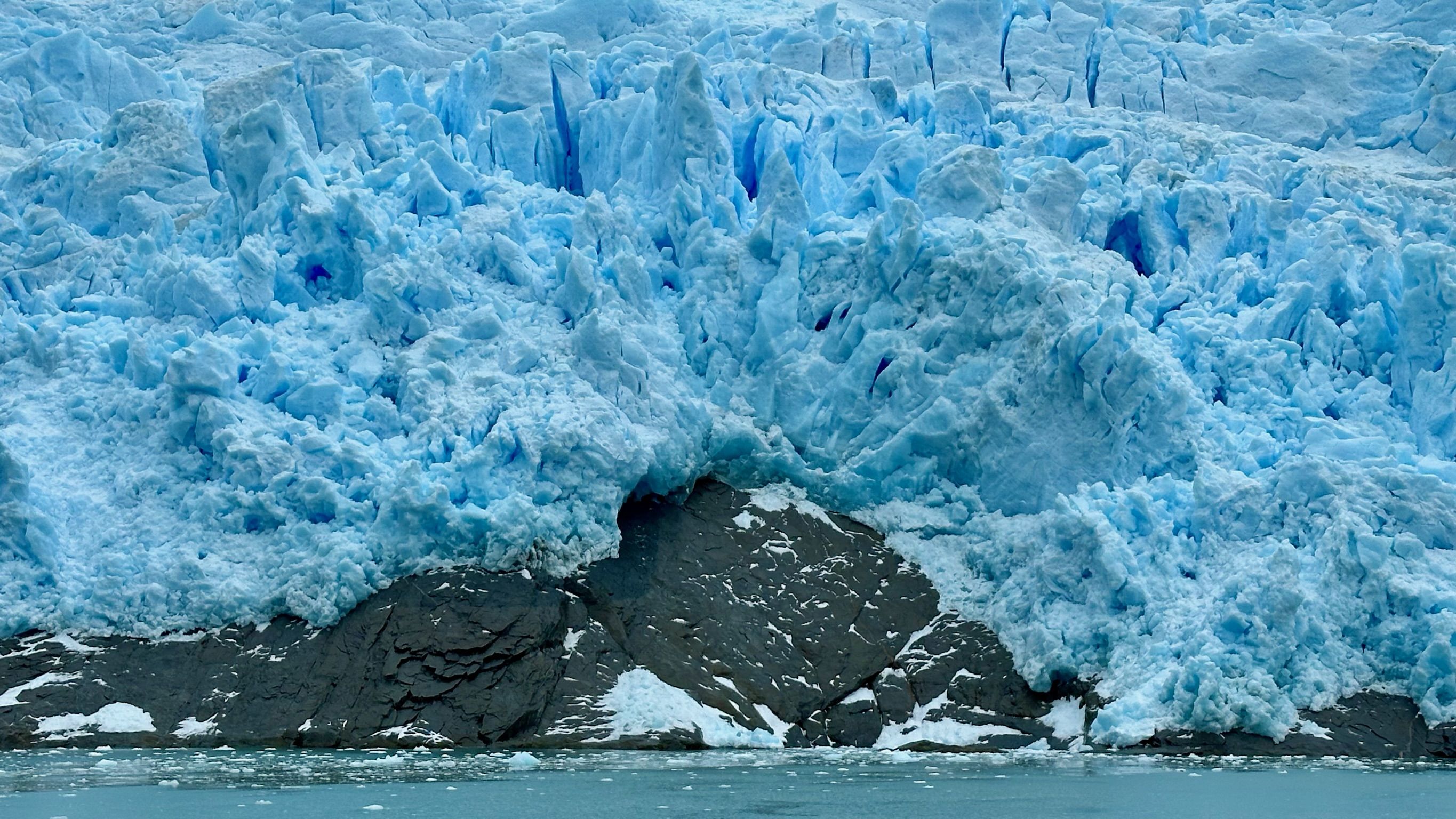 En algun lloc del món el gel encara s’obre pas · Glaciar Sarmiento, Xile FOTO: Isaac Rubio Checa