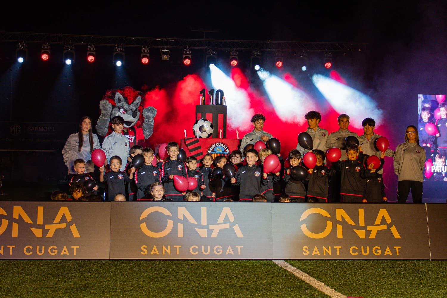 Presentació de la temporada 2026-2027 del Sant Cugat FC amb la nova mascota i el pastís del 110è aniversari. FOTO: Pol Rodríguez (TOT Sant Cugat)