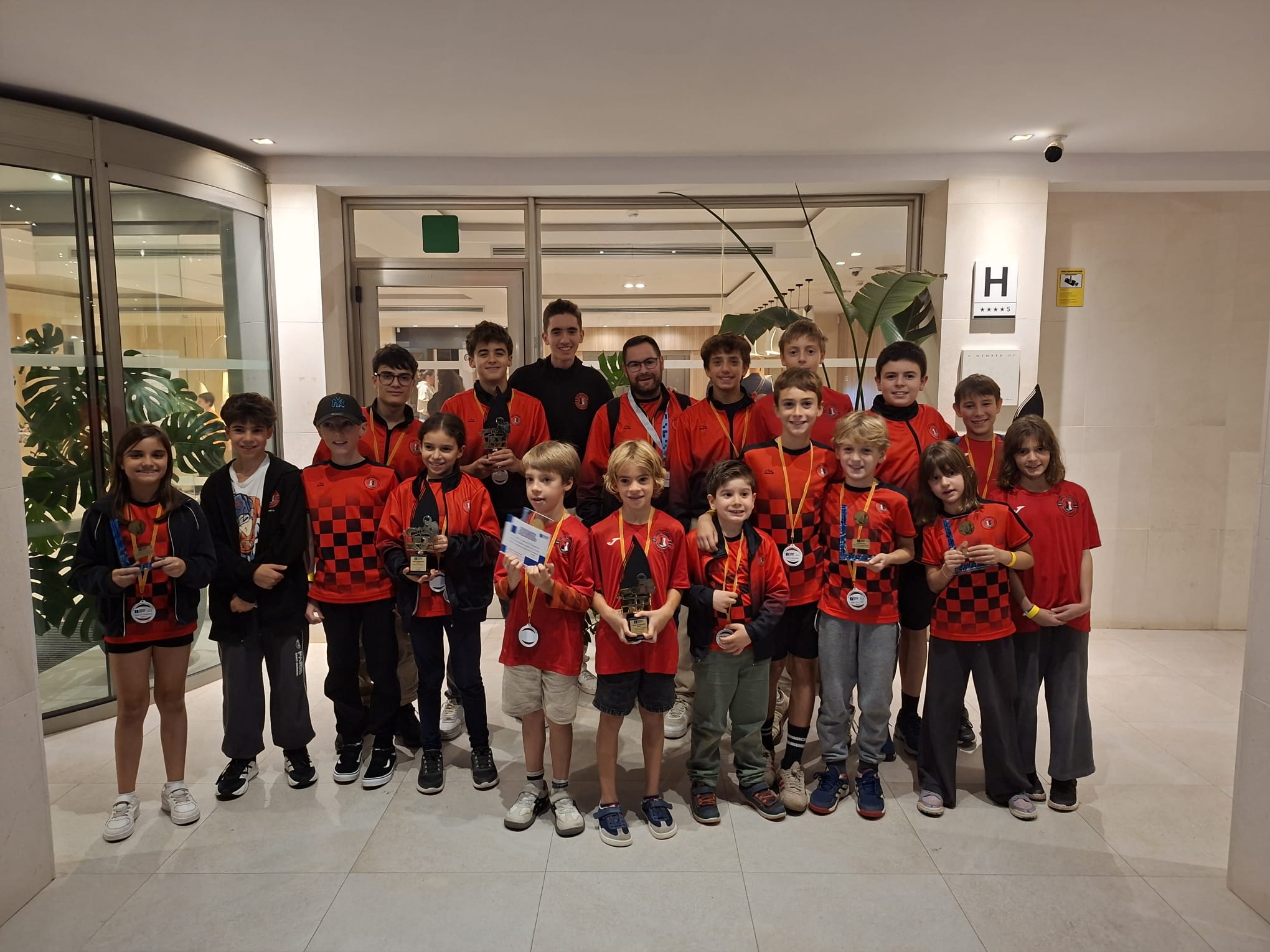 El Club d'Escacs Dos Torres Sant Cugat va pujar al podi en 4 ocasions al Campionat de Catalunya d'escacs per equips d'edats. FOTO: Cedida