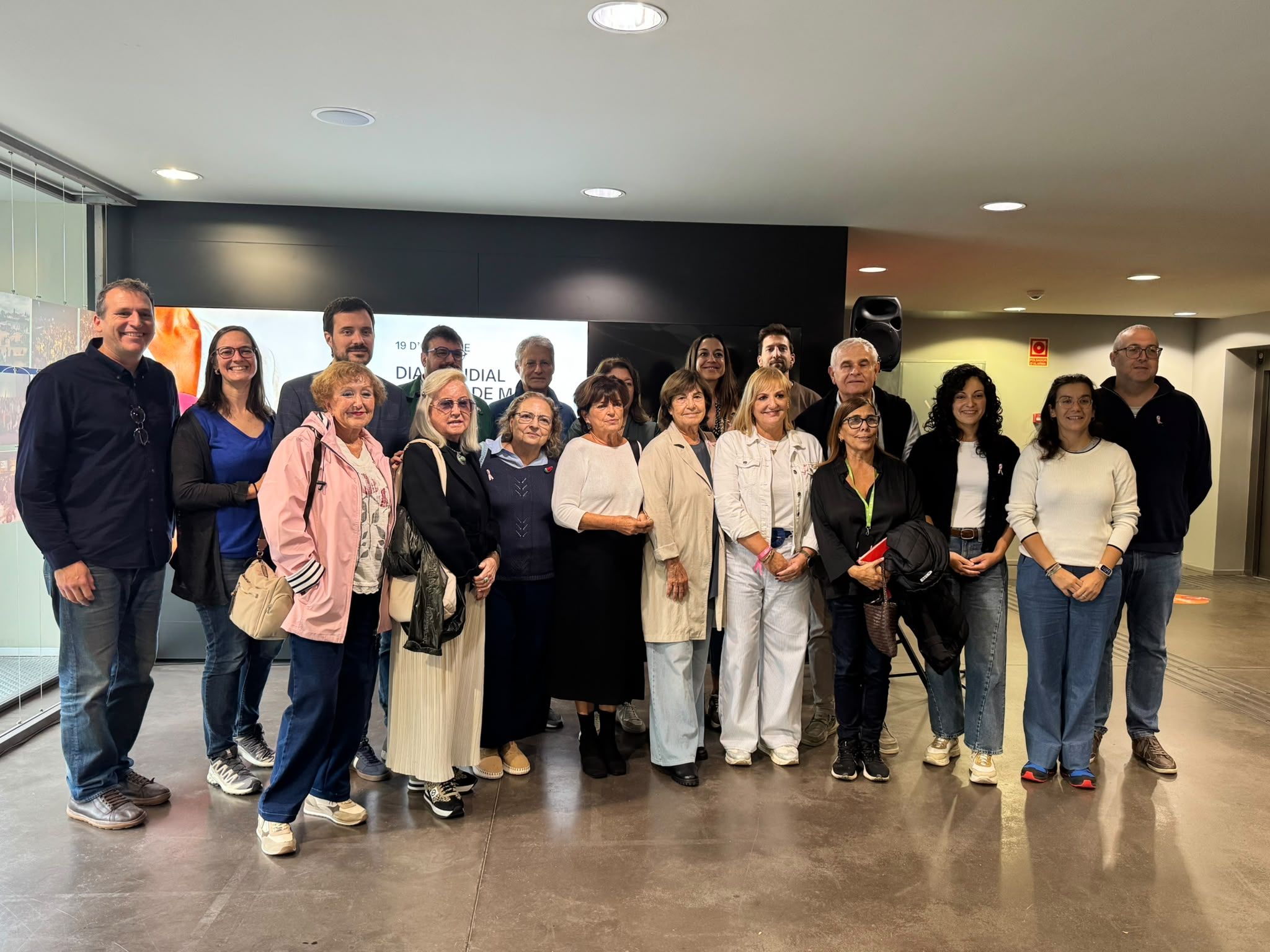 Lectura del manifest del Dia Mundial contra el Càncer de Mama amb regidors de l'Ajuntament de Sant Cugat i membres d'Oncolliga. FOTO: TOT Sant Cugat