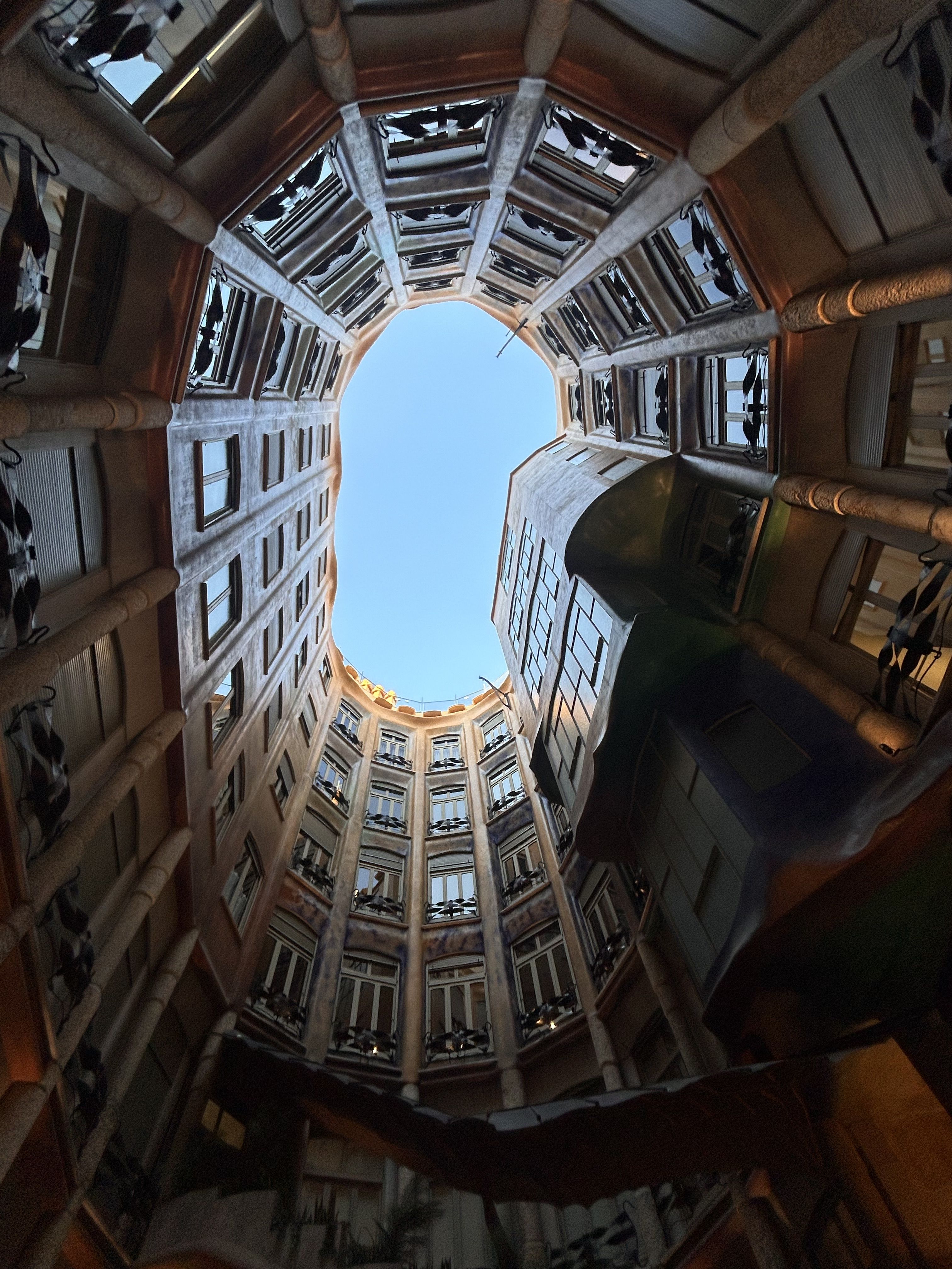 Gaudí y su punto de vista · La Pedrera #Sylvia · Karmann Pons