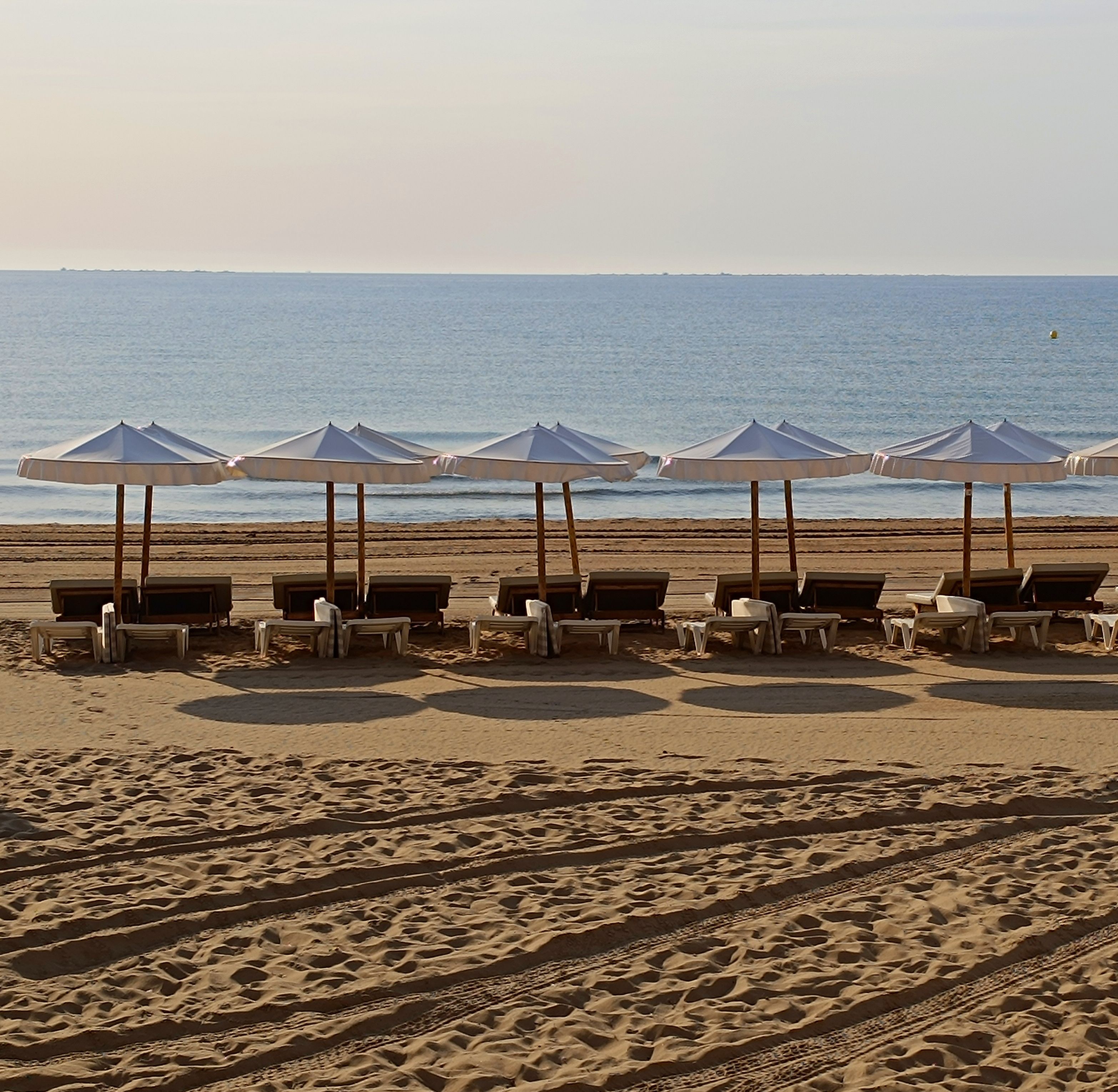 Huellas y sombras · Alicante FOTO: Lou Clover