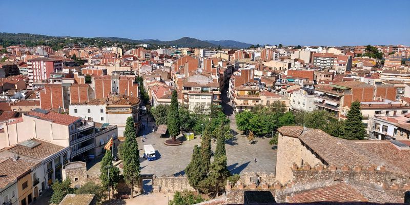 Vista de la plaça d'Octavià des del campanar del Monestir de Sant Cugat. FOTO: TOT