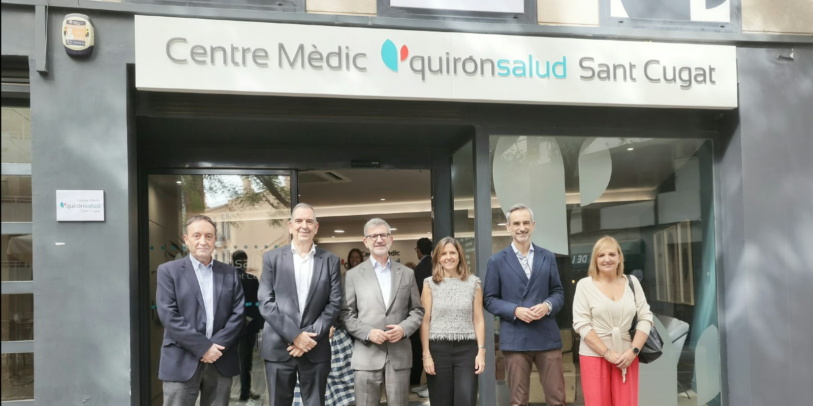 Foto de família davant del Centre Mèdic QuirónSalud Sant Cugat. FOTO: Ajuntament