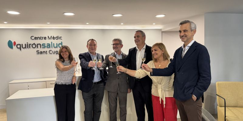 Brindis de Sílvia Falcón, gerent del centre mèdic, amb l'alcalde Josep Maria Vallès, el director territorial de Quirónsalud, Xavier Mate García , la regidora de salut, Núria Fernàndez, i el gerent de l'HUGC, Joan Izquierdo. FOTO: TOT Sant Cugat