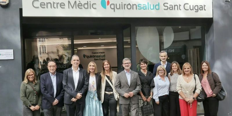 Foto de família davant del Centre Mèdic QuirónSalud. FOTO: Ajuntament