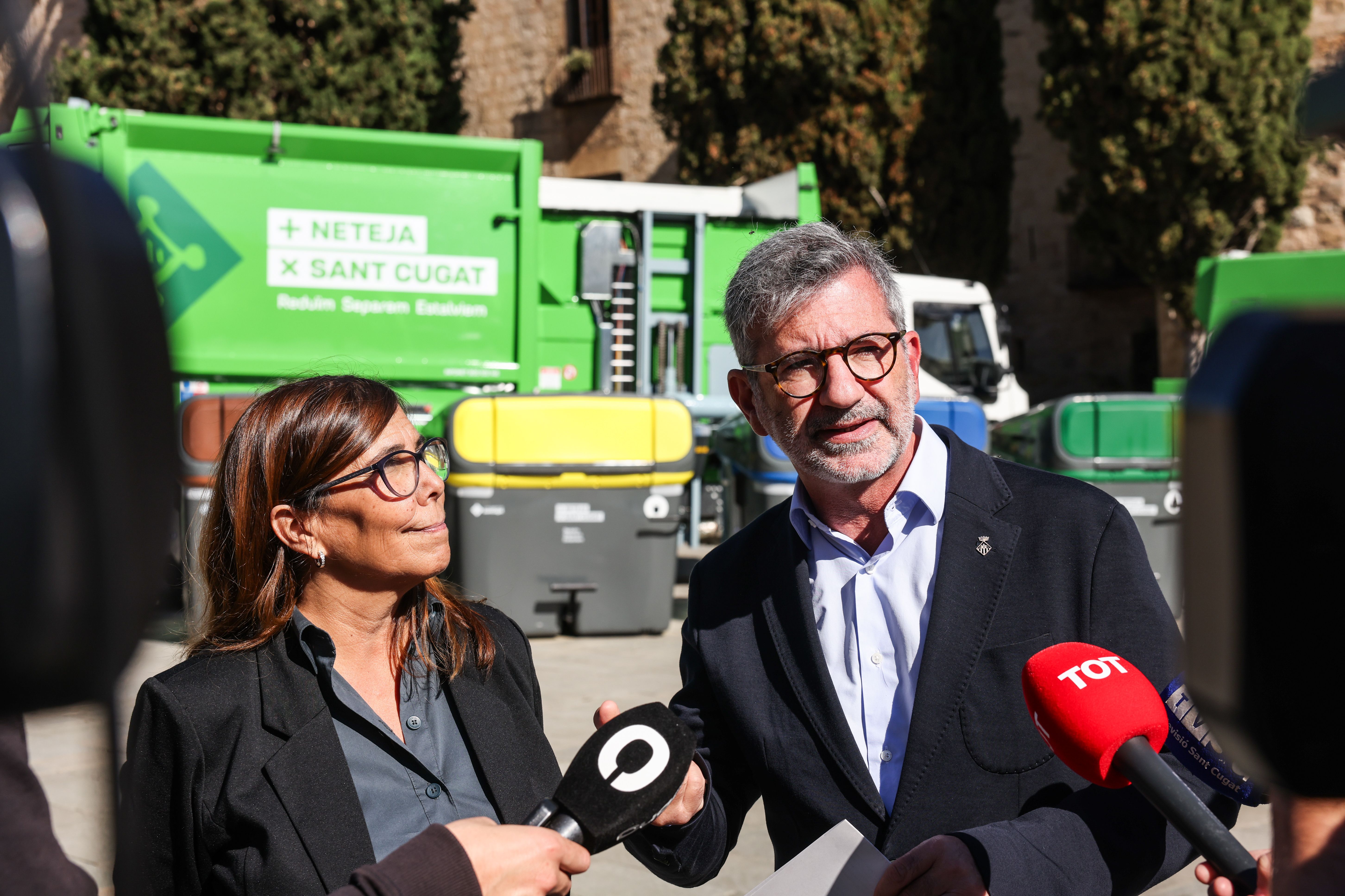 La tinenta d'alcaldia de Serveis Urbans, Cristina Paraira, i l'alcalde de Sant Cugat, Josep Maria Vallès, atenent els mitjans de comunicació. FOTO: Ajuntament