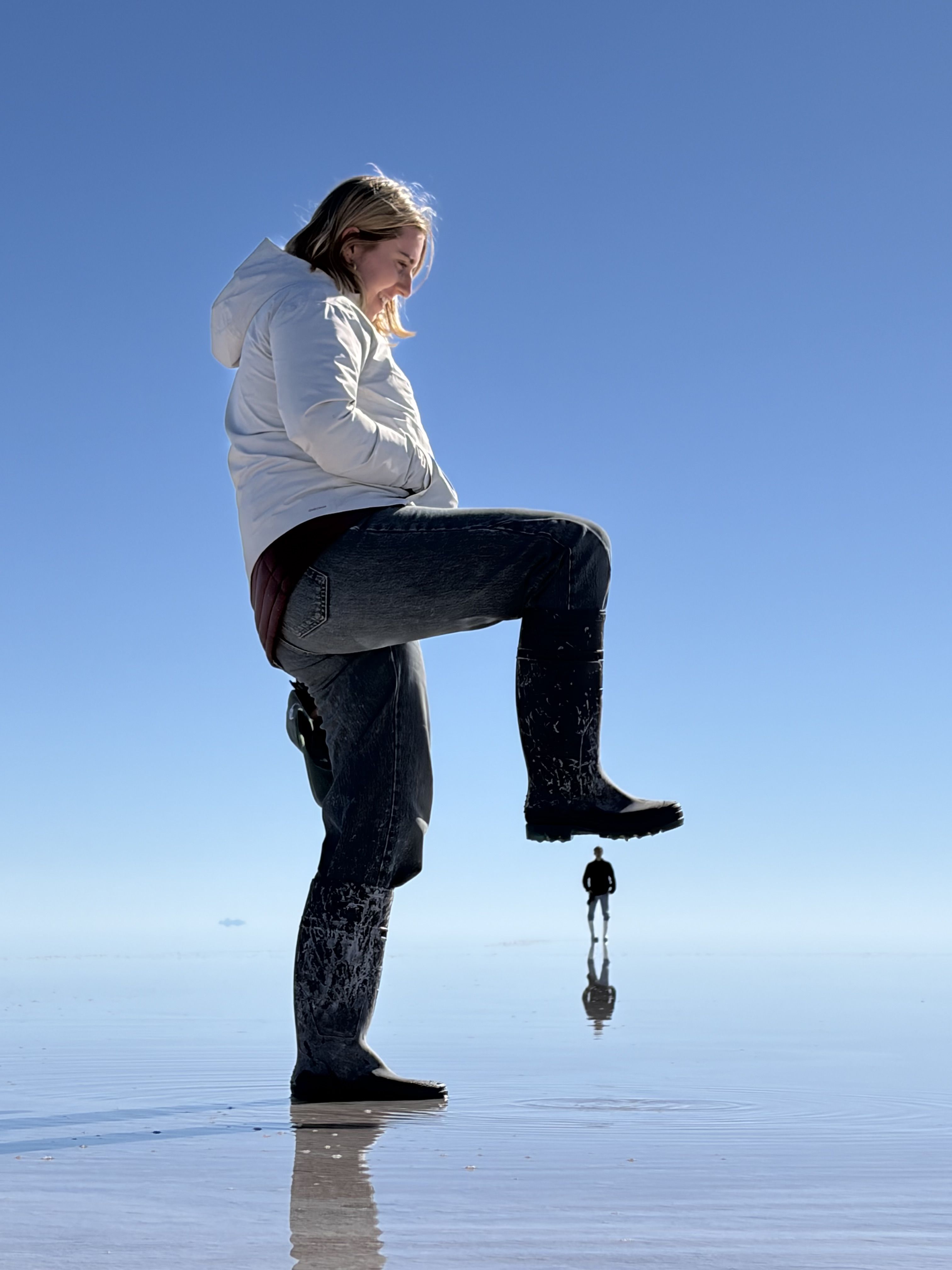 Jugant amb l infinit · Salar de Uyuni Bolívia FOTO: Mireia Clua
