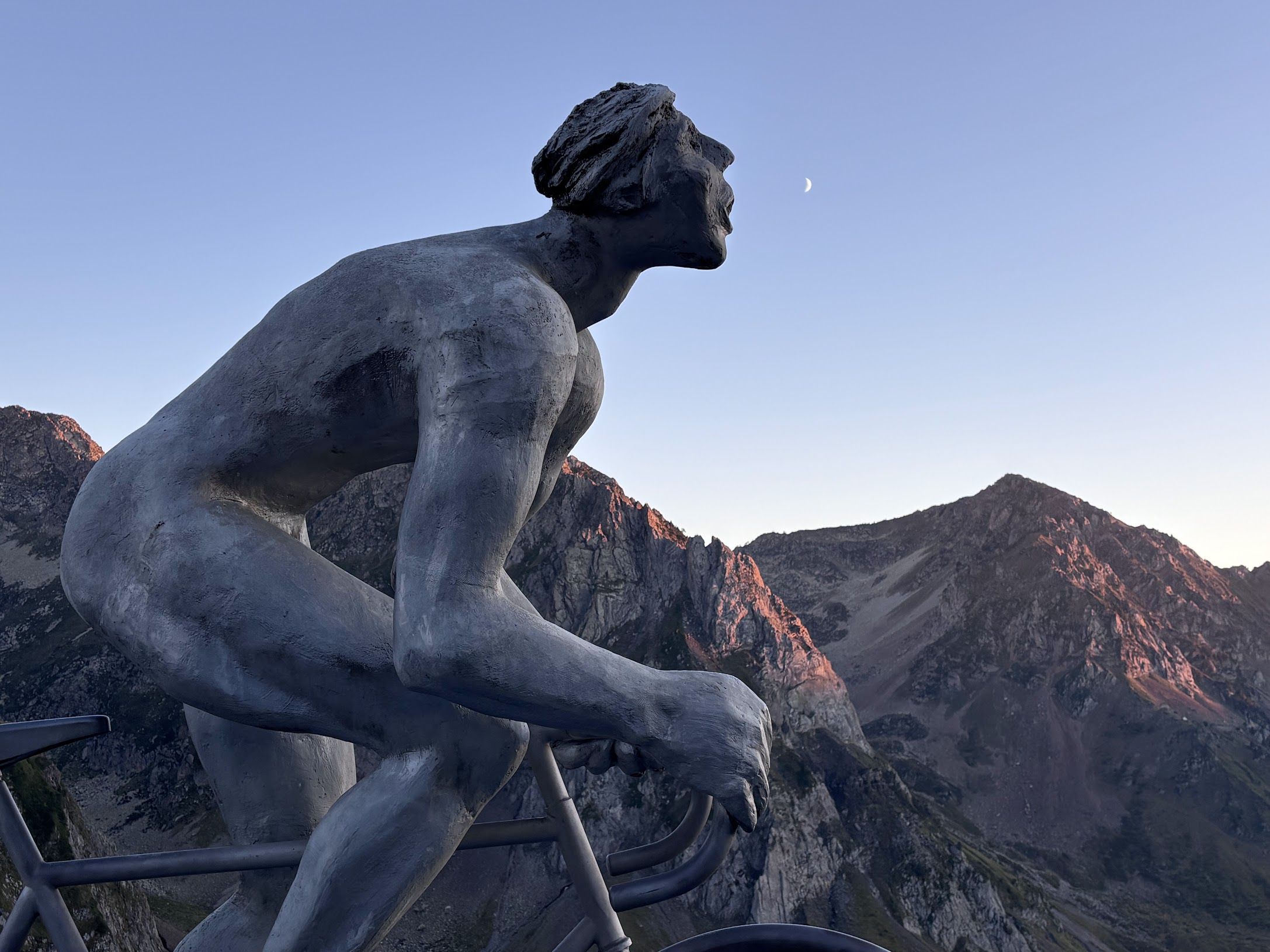 L’últim alè de lluna · Pic Tourmalet, a França FOTO: Jordi Serrano Pérez
