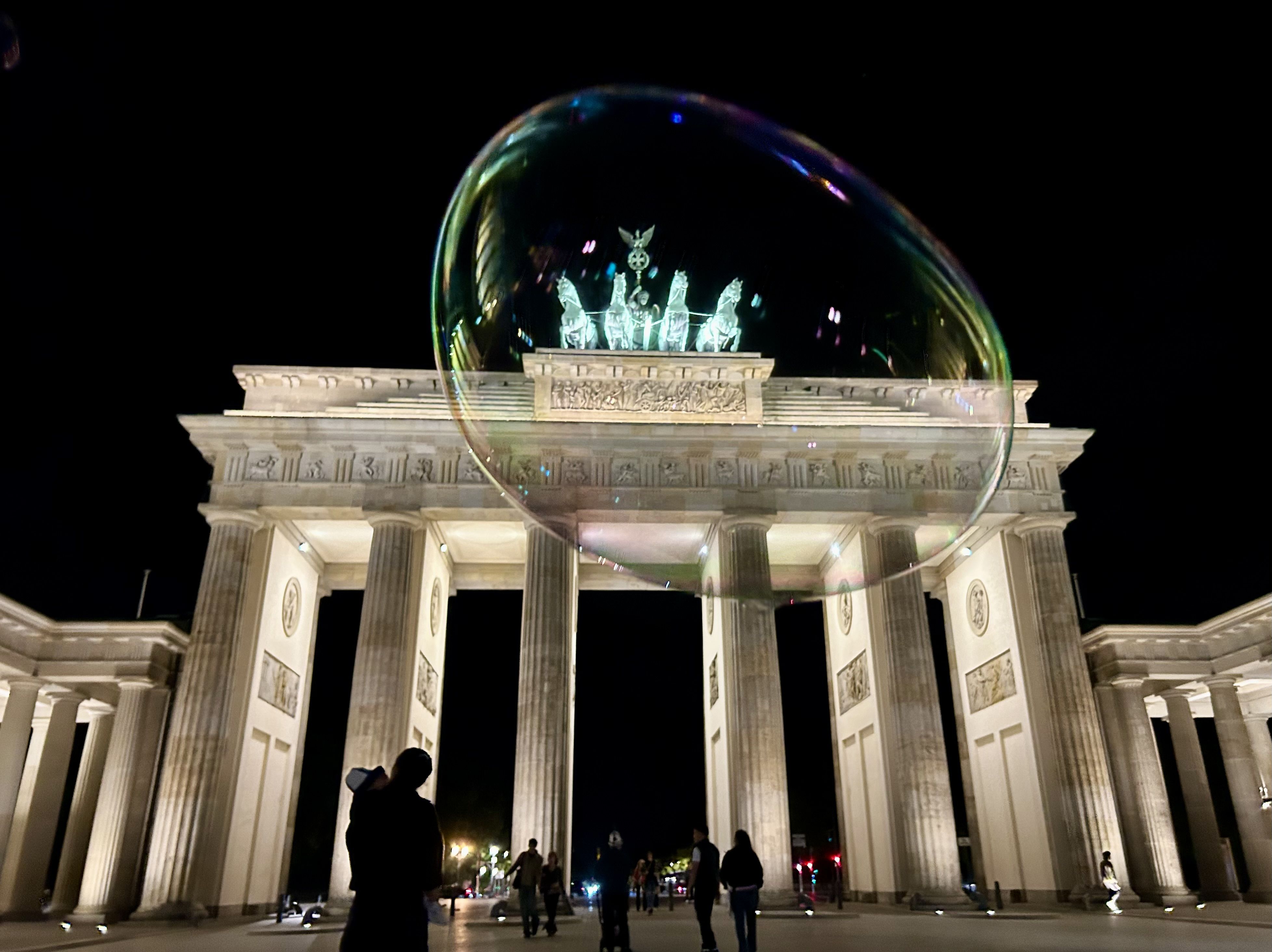 La fragilitat d’Europa · Porta de Brandenburg, Berlin FOTO: Micha Peffermann