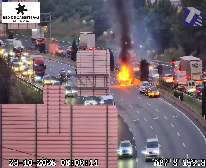 El vehicle incendiat a l'AP-7 FOTO: Trànsit