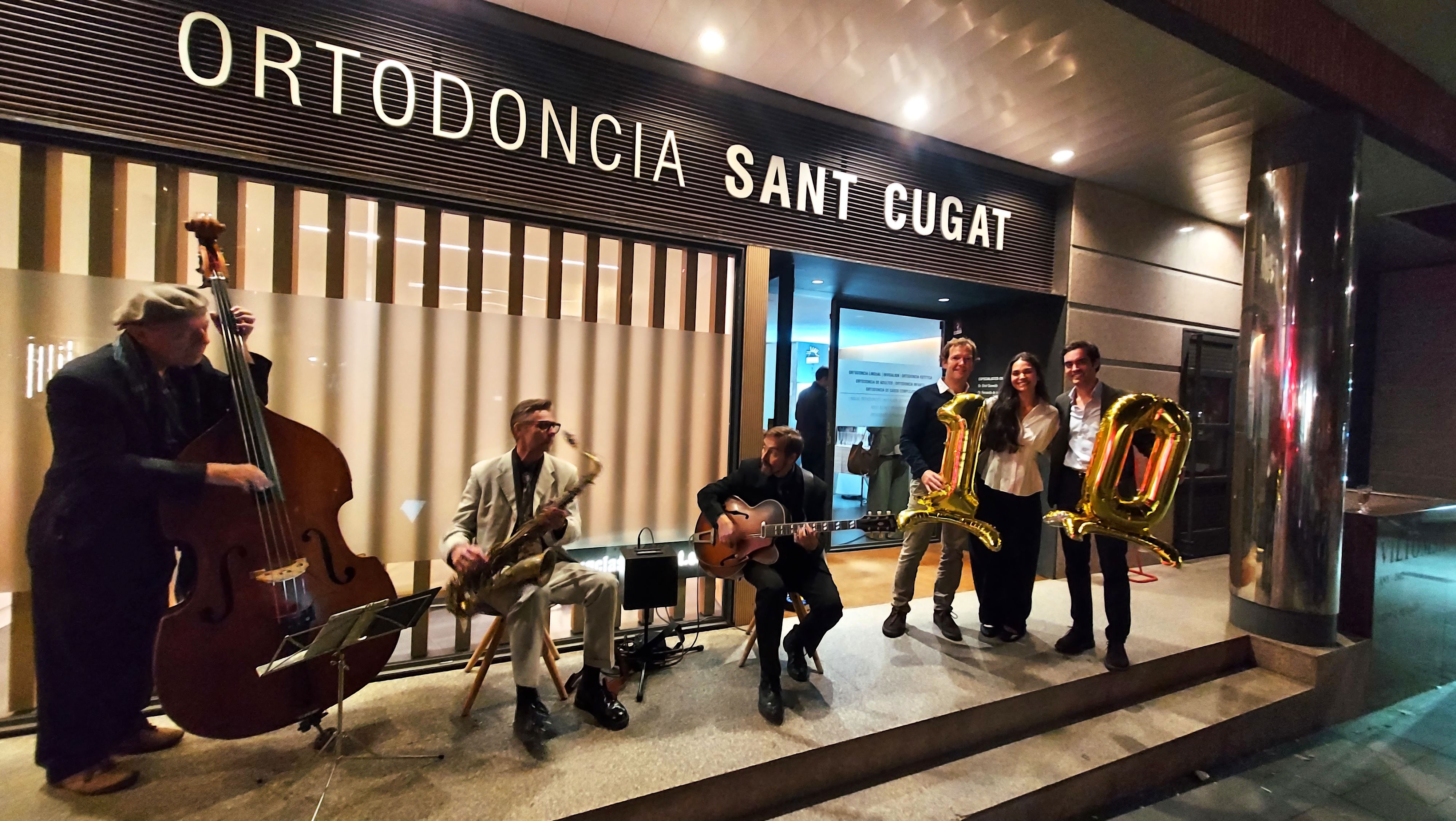 Contrabaix, saxo i guitarra van amenitzar la festa dels 10 anys d’Ortodoncia Sant Cugat. FOTO: TOT