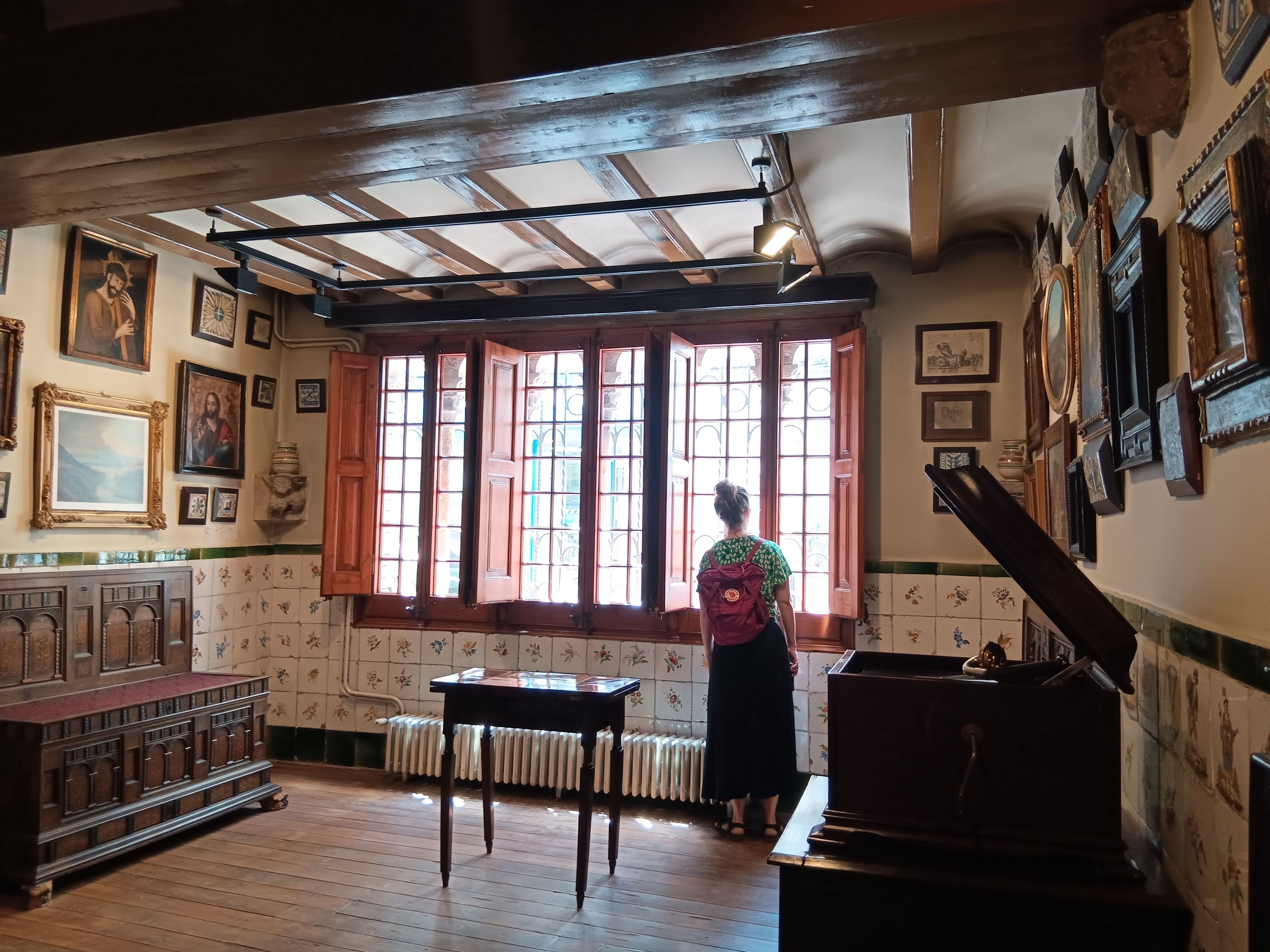 Mirant a través de la finestra · Museu Santacana. Martorell FOTO: Núria Gaitx Beviar