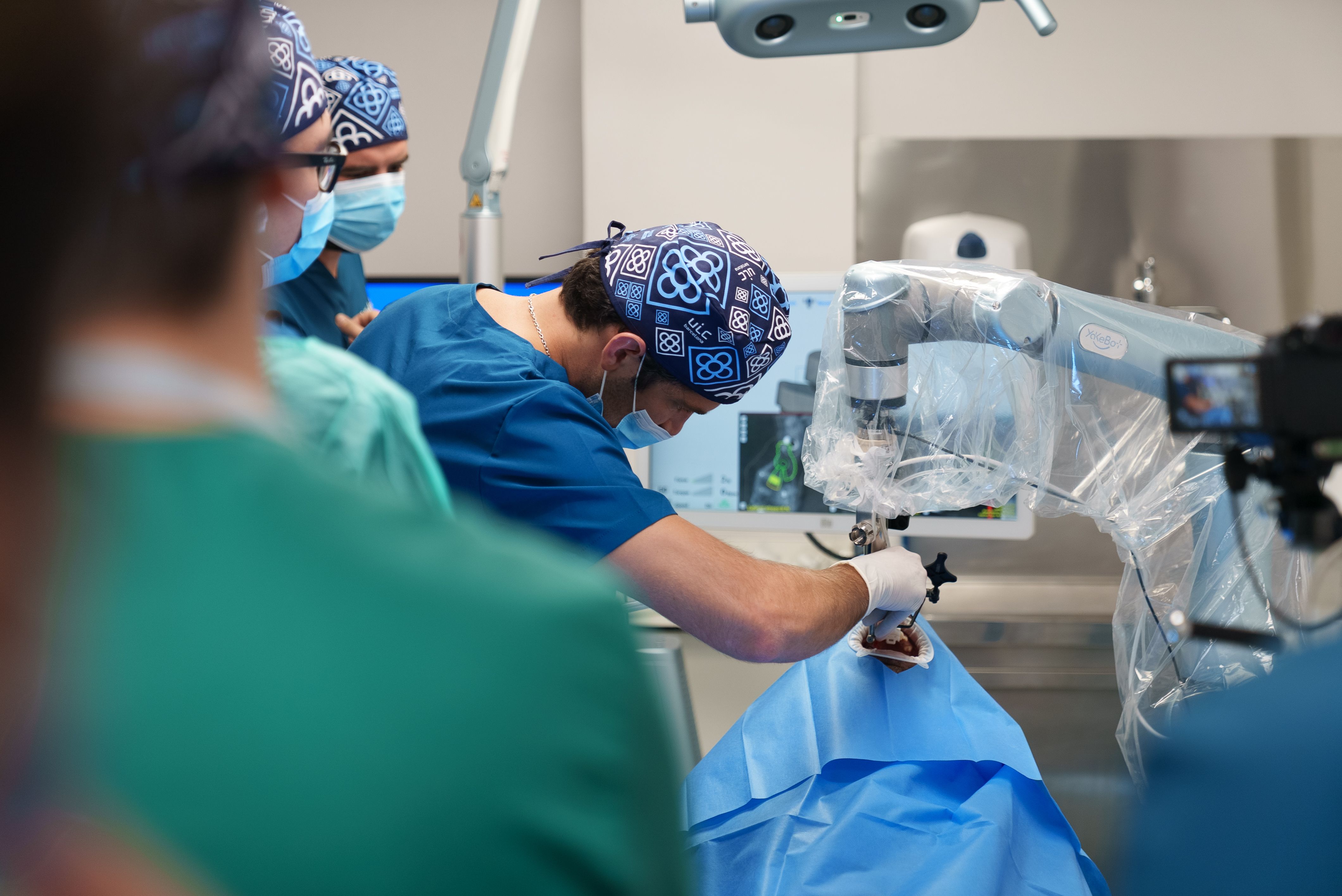 Un moment de la implantació amb el robot autònom FOTO: UIC