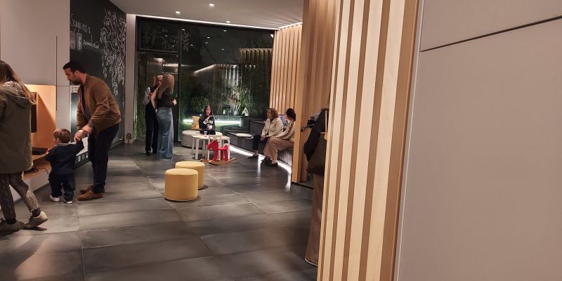 Sala d'espera d'Ortodoncia Sant Cugat durant la celebració dels 10 anys. FOTO: TOT