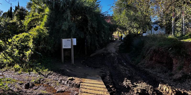 L'entrada al Parc de Collserola continua plena de fang. FOTO: JR Armadàs
