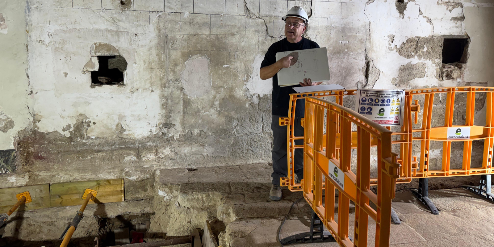 L'arqueòleg director de la intervenció, Pere Lluís Artigues, amb la cala a la capella de Santa Escolàstica. FOTO: TOT Sant Cugat.