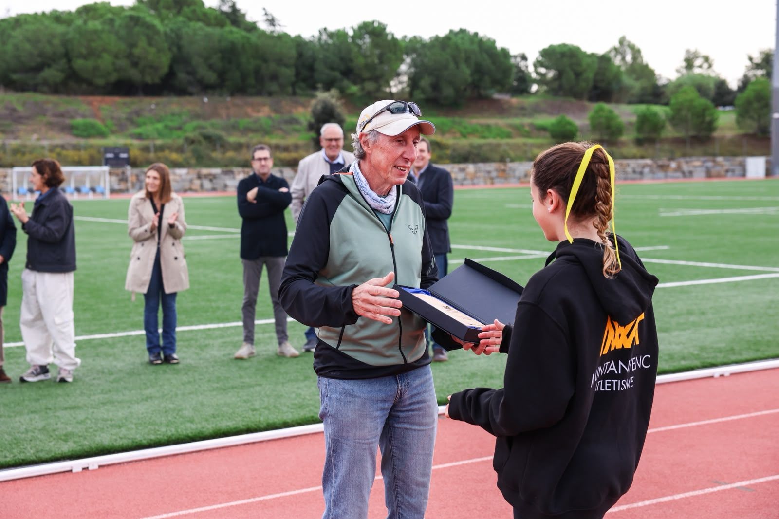 Presentació dels equips de la secció d'atletisme del Club Muntanyenc Sant Cugat 2026/2027. FOTO: Ajuntament