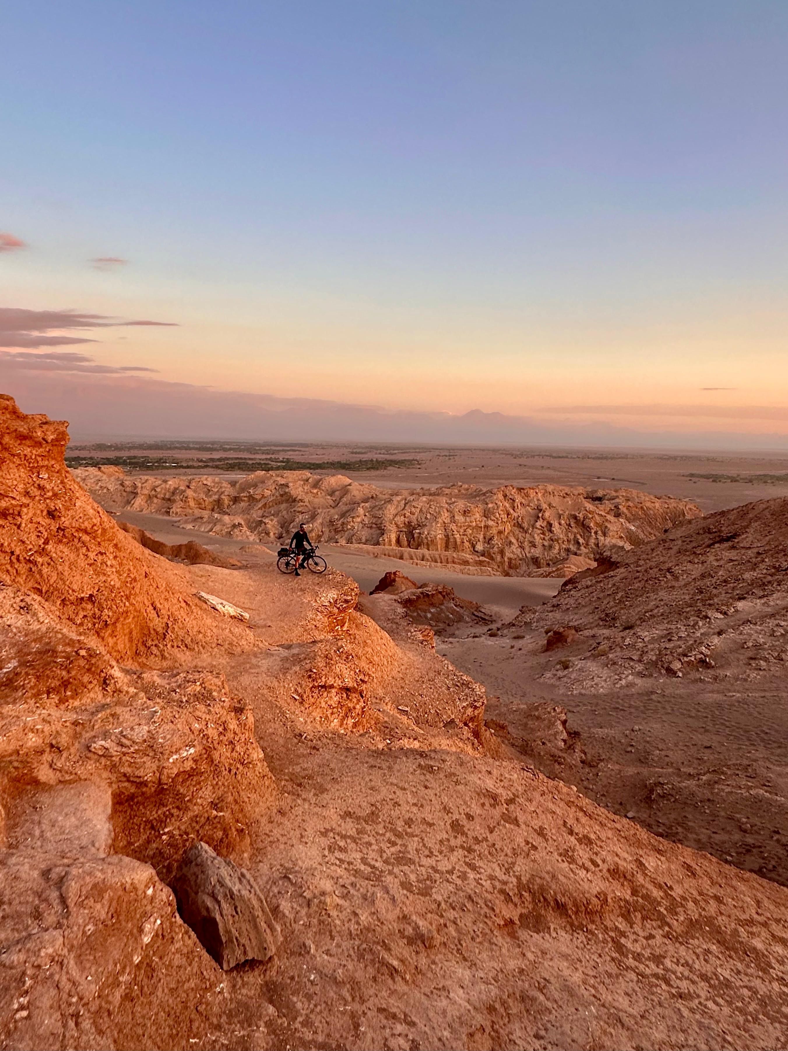 Pedalant a la Vall de la Lluna · Desert d’Atacama FOTO: Beatriu Ismael Biosca