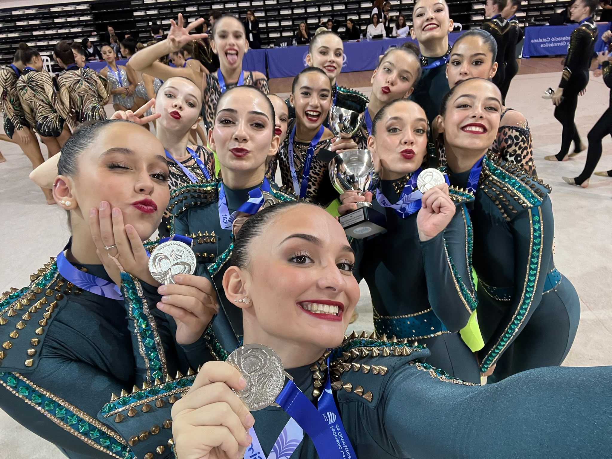 L'equip sènior 5 pilotes del Club Gimnàstica Rítmica i Estètica Sant Cugat en el Campionat de Catalunya de gimnàstica rítmica absolut. FOTO: Cedida.