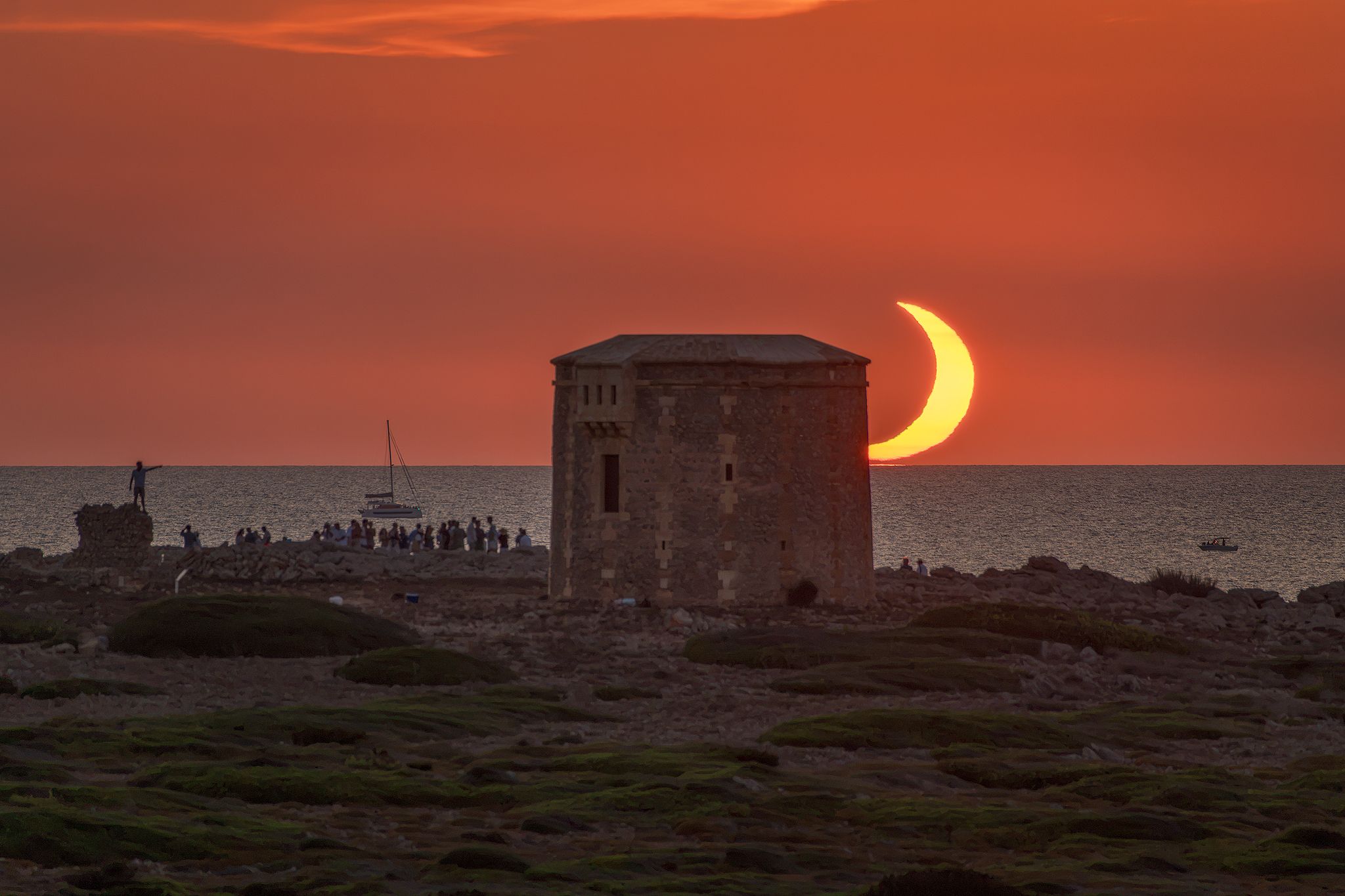 3r premi categoria eclipsi: 'Posta de sol eclipsat a Sanitja' a Menorca. FOTO: Jordi de Febrer de Olives