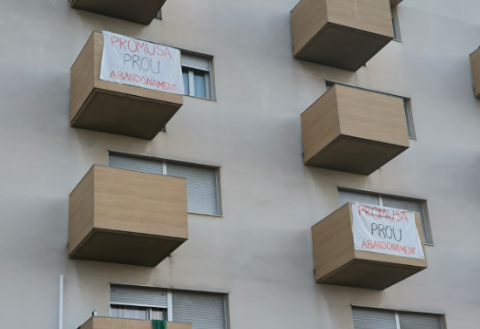 Alguns veïns de Promusa s'han organitzat i han penjat pancartes denunciant un "abandonament". FOTO: Cedida