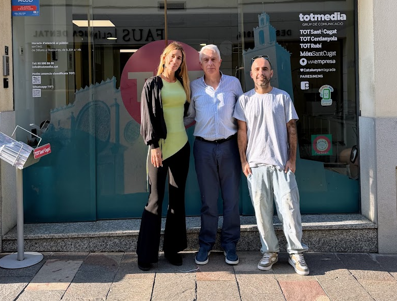Laura Grau, Llorenç Santasusagna i Nielo Ballart, d'esquerra a dreta, en la renovació del conveni amb el Sant Cugat FC. FOTO: TOT Sant Cugat