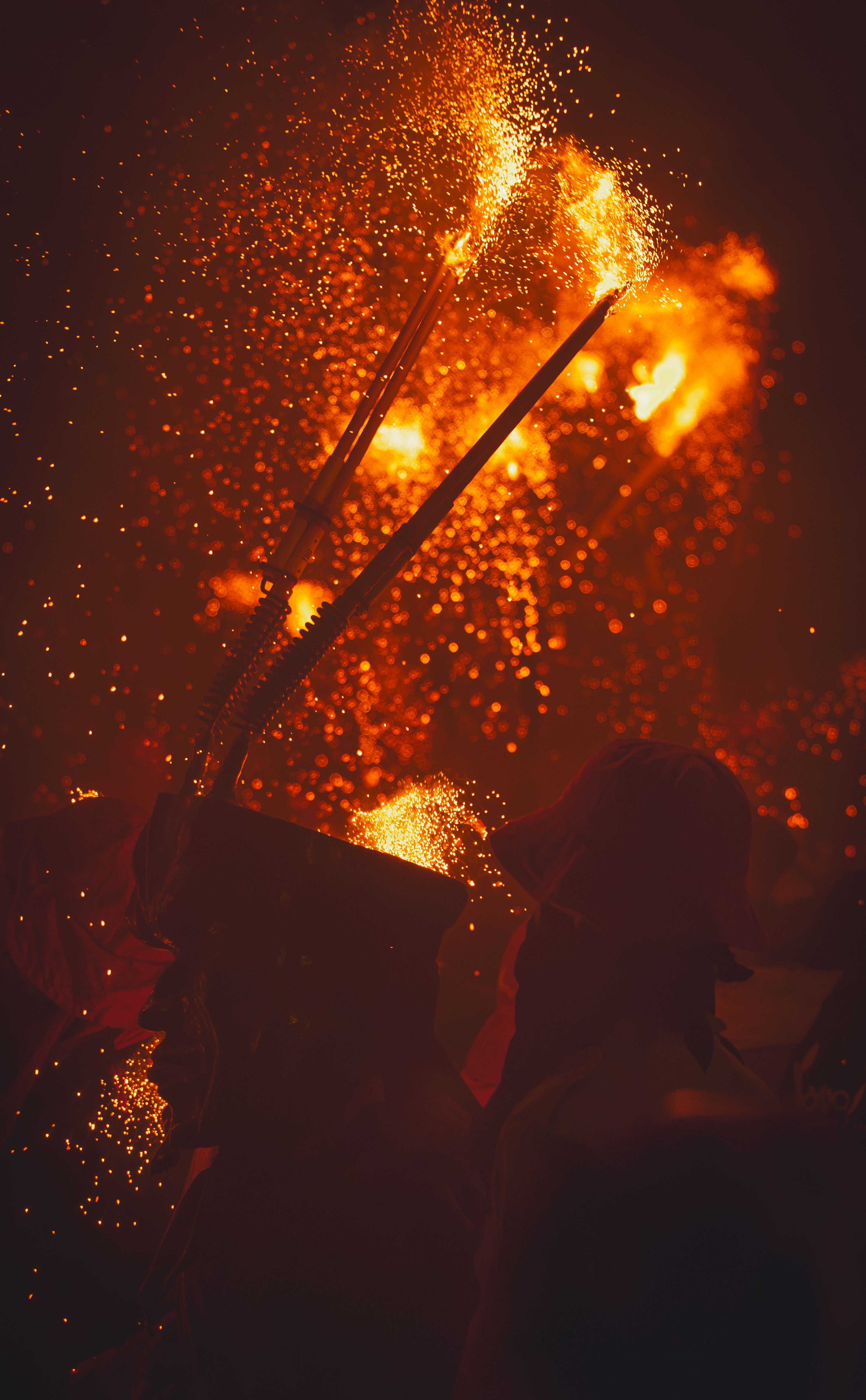 Pluja de foc · Correfoc, Manresa, Catalunya FOTO: Erik Campobadal Fores