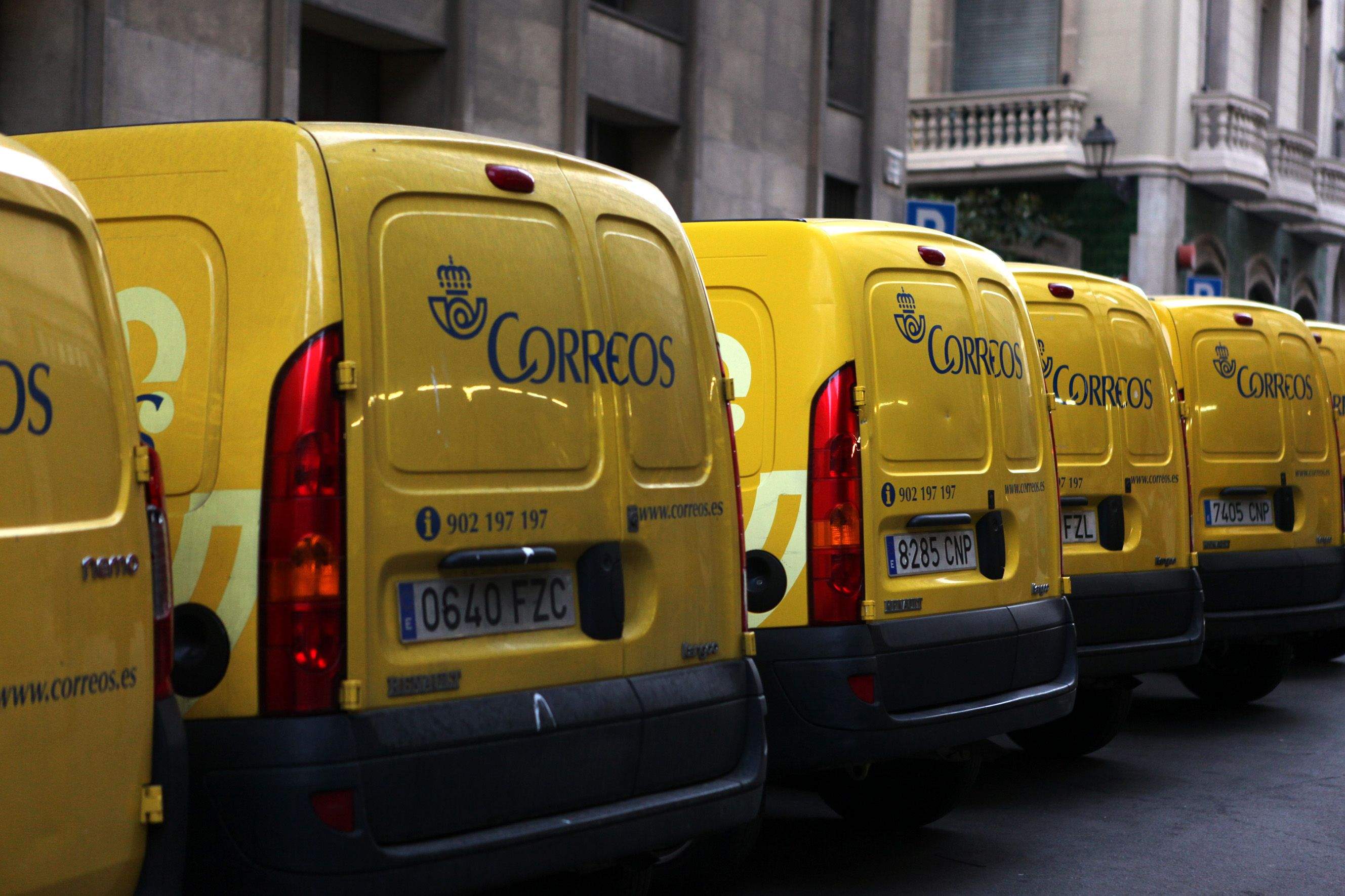 Furgonetes de repartiment de Correus aparcades davant la seu de Via Laietana 1 a Barcelona | ACN