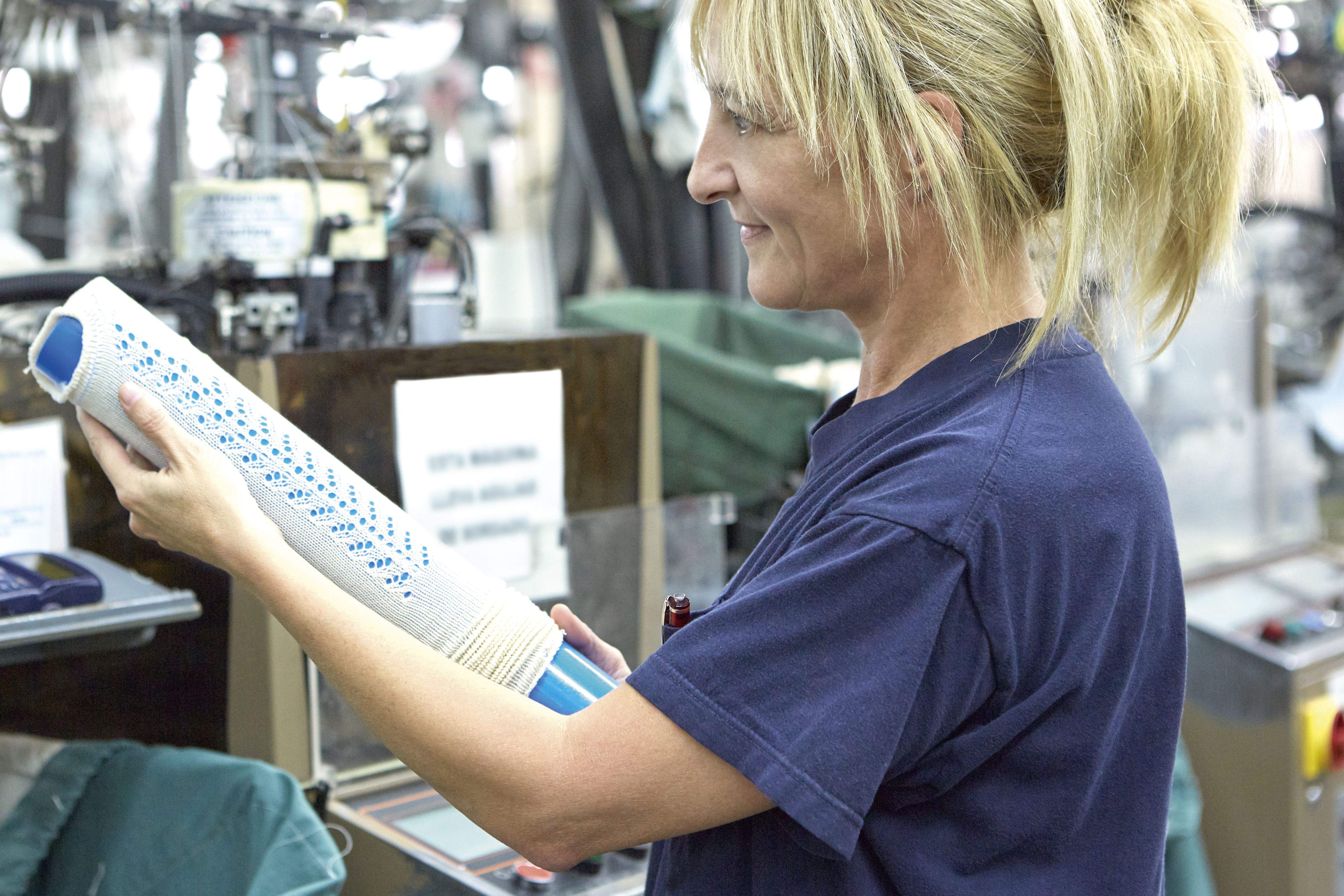 Una treballadora a la fàbrica de Cóndor | Cedida